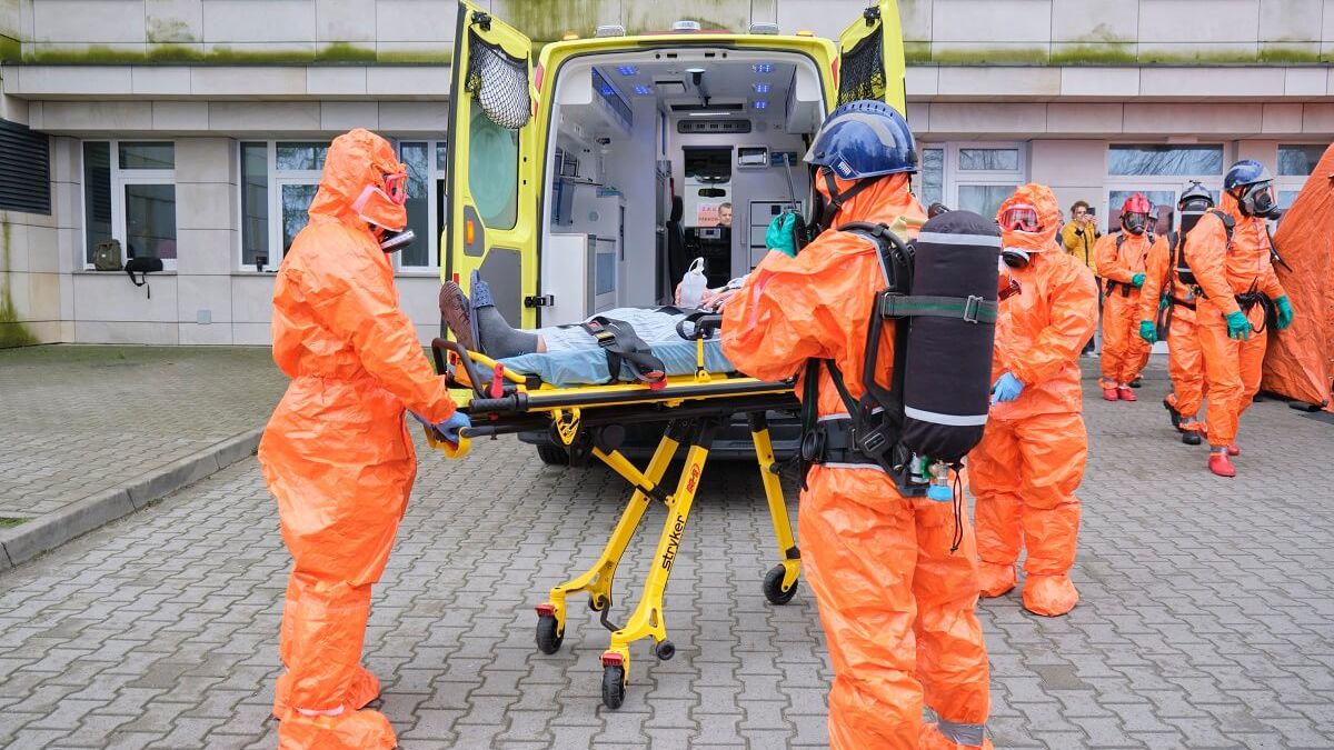 Dekontaminacja osób poszkodowanych po wybuchu brudnej bomby na obwodnicy Lublina