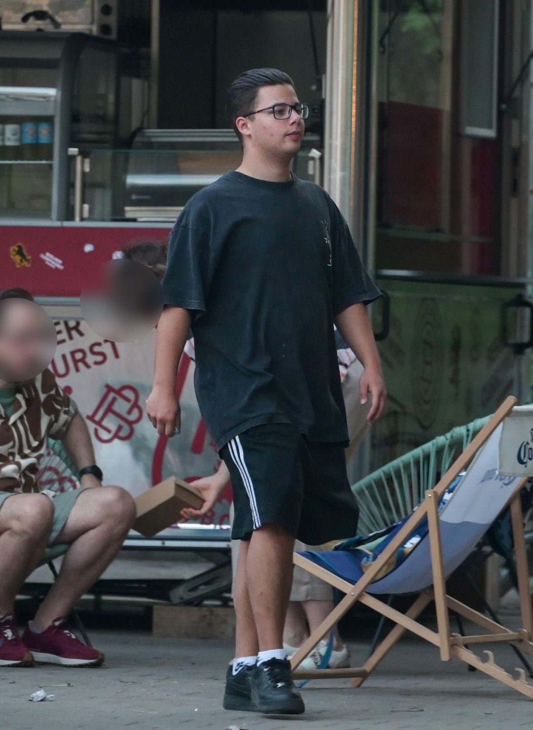 Allan Krupa sprzedaje kiełbaski w food trucku