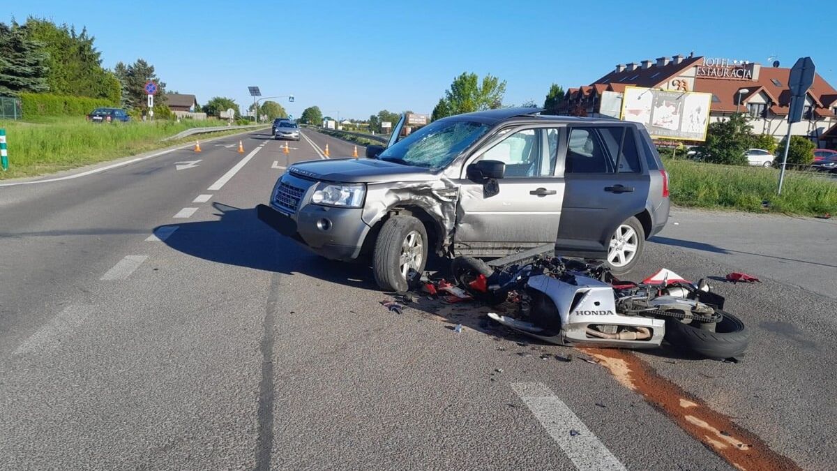 Motocyklista uderzył w bok Land Rovera w Bogucinie