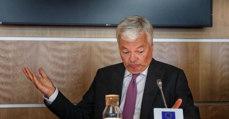 Policja przeszukała dom byłego komisarza UE. Jest podejrzewany o prawnie brudnych pieniędzy
