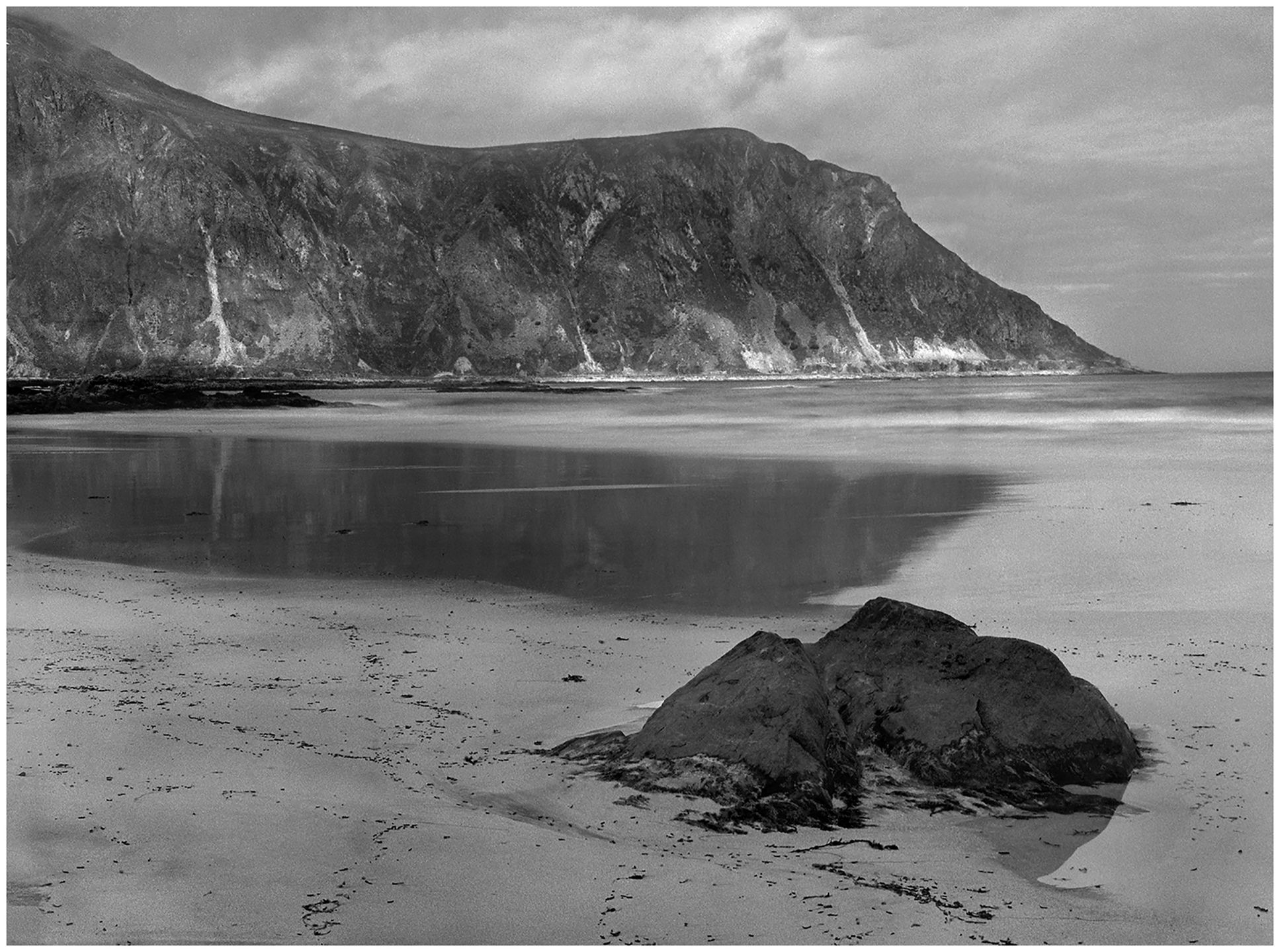 Monochromatyczne krajobrazy kolorowych Lofotów na fotografiach Sylvestra Greya 4