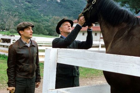 "Niepokonany Seabiscuit" (2003), inspirująca historia podnosząca na duchu o małym koniu wyścigowym, który przeciwstawił się przeciwnościom, stając się symbolem nadziei w trudnych czasach Wielkiego Kryzysu.