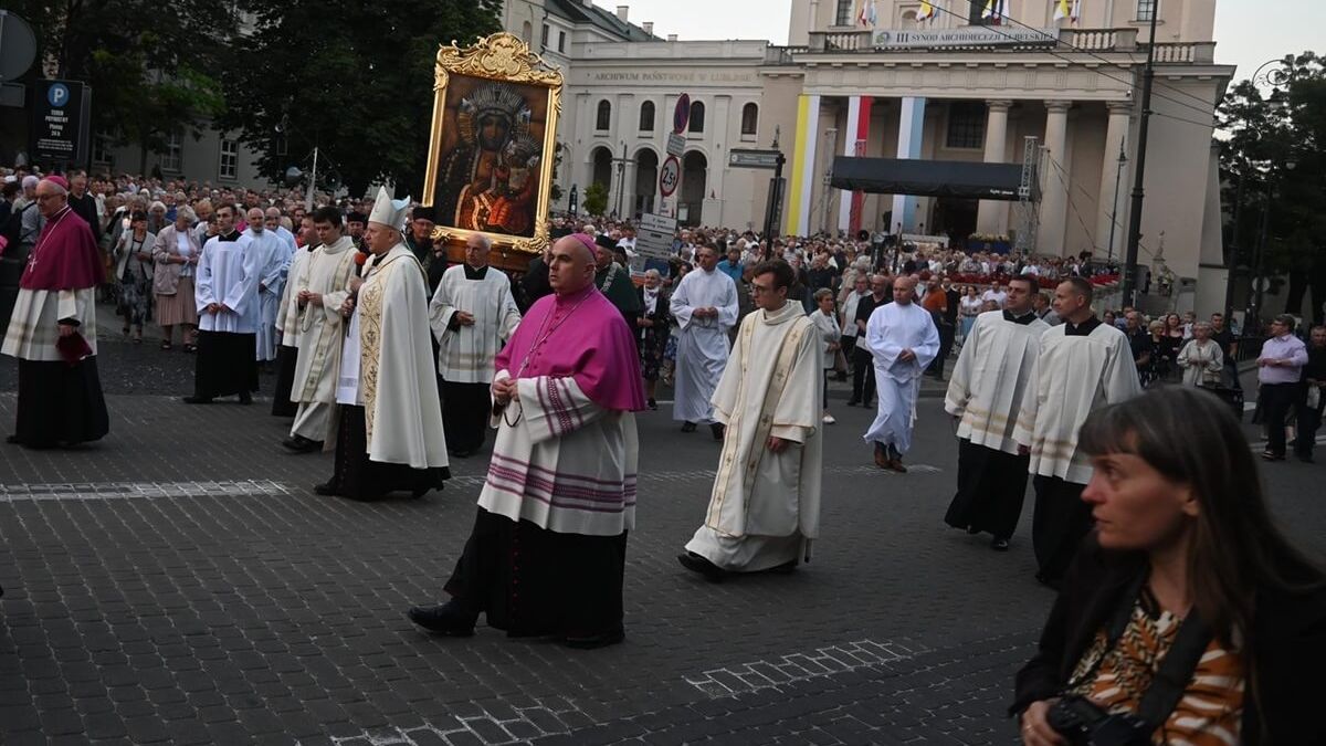 Procesja wiernych podczas rocznicy Cudu Lubelskiego
