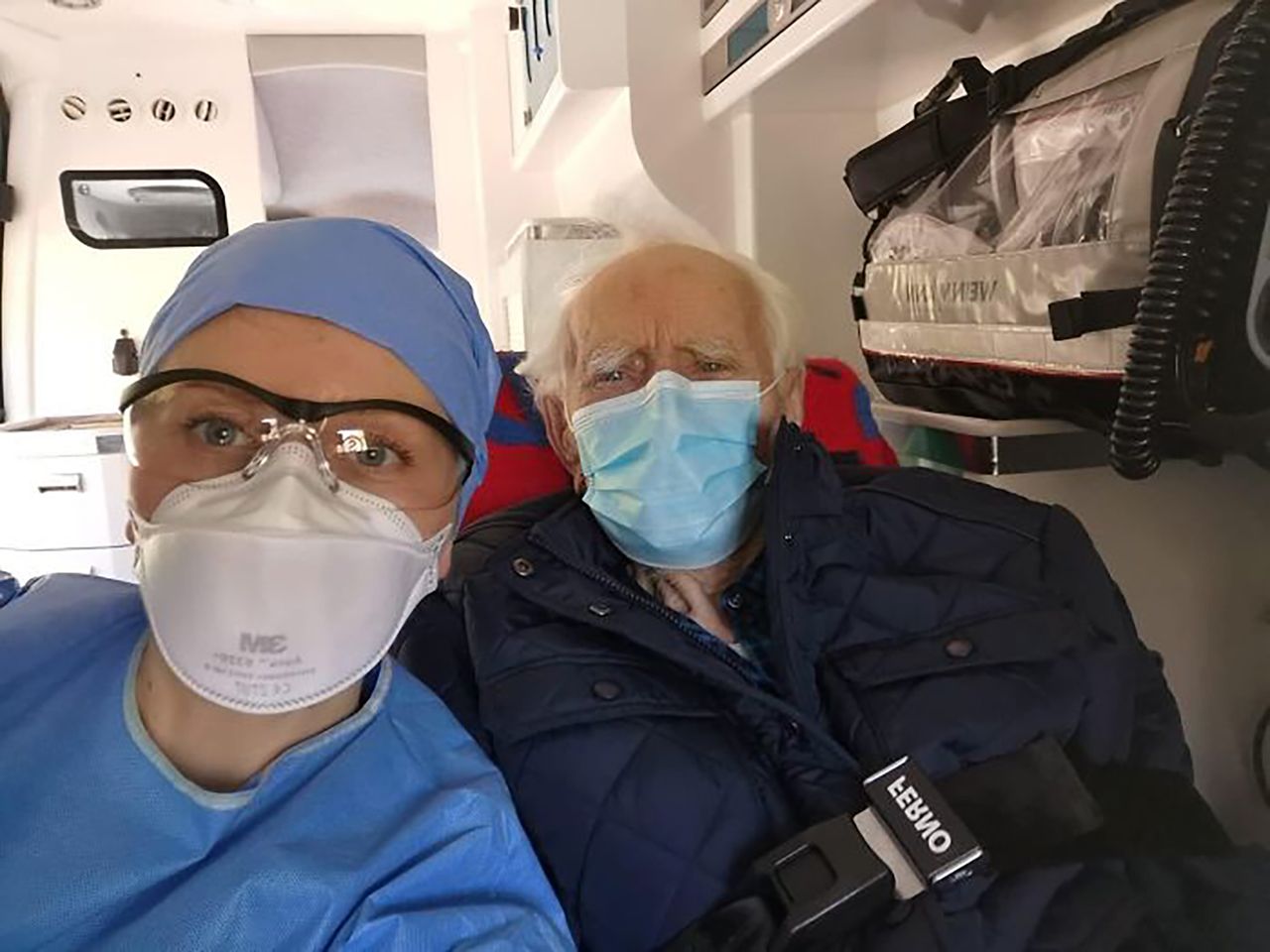 Zdjęcia ludzi, którzy przeszli COVID-19 pokazują, że sprawa jest poważna