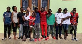 26-latka adoptowała 14 sierot z Afryki. W końcu mają rodzinny dom i miłość