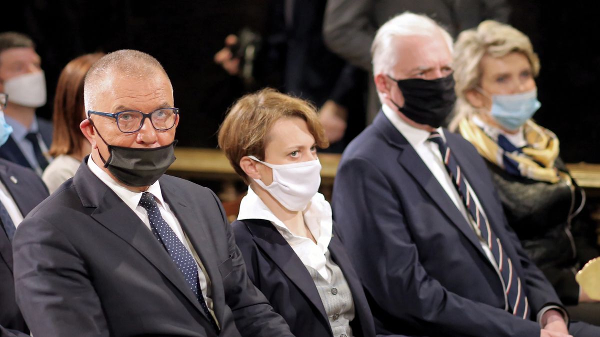 Jadwiga Emilewicz zaczęła przemawiać z ambony.