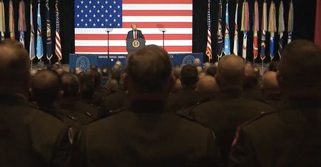 Tak "powitali" Donalda Trumpa generałowie. Prezydent z pretensjami