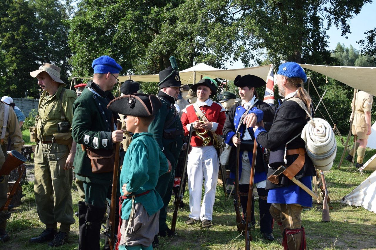 Pruszcz Gdański: Rekonstruktorzy historyczni armii brytyjskiej w mieście. To była podróż przez ponad 250 lat historii