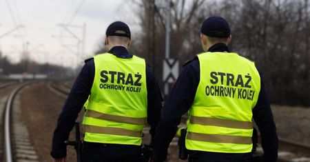 Poraj: 36-latek położył się na torach. Sokiści go uratowali