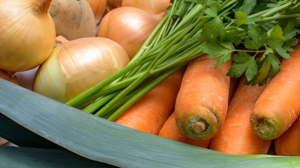 Znany kucharz dodaje nietypowy składnik do surówki coleslaw. Robi furorę na stole