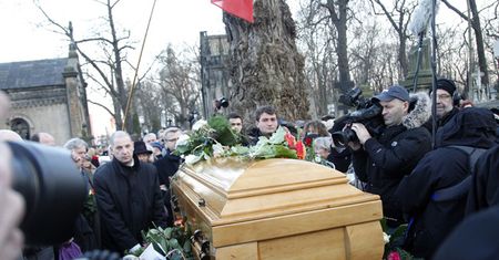 Skandal na pogrzebie Villas! "TY PIJACZKO! ŚMIERDZISZ! ZABIŁA JĄ!"