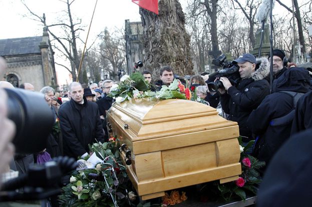 Skandal na pogrzebie Villas! "TY PIJACZKO! ŚMIERDZISZ! ZABIŁA JĄ!"