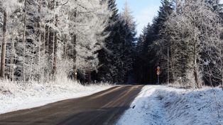 Bydgoszcz: Lód przy blokach. Część śmieci pozostanie niewywożona