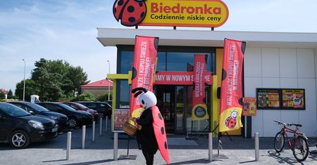 Biedronka w Konopnicy otwarta wcześniej niż planowano – mieszkańcy już robią w niej zakupy. Na razie bez alkoholu