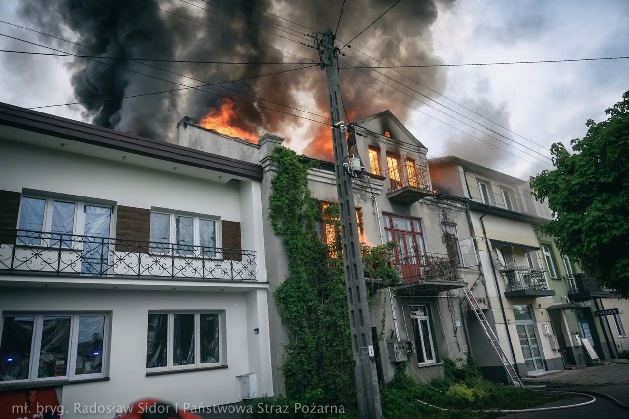 Wielki pożar w Ostrowcu Świętokrzyskim. Ewakuacja mieszkańców kamienic. Podsumowanie akcji gaśniczej, nowe informacje, zdjęcia z pożaru