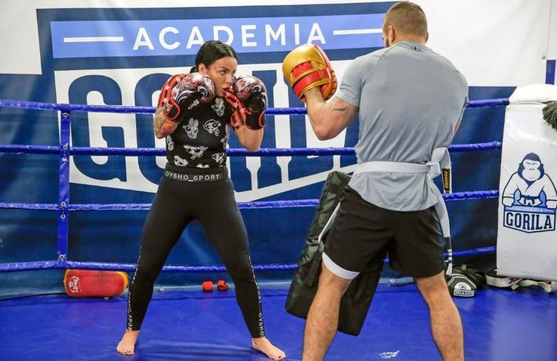 Kamila Wybrańczyk w pocie czoła trenuje tajski boks