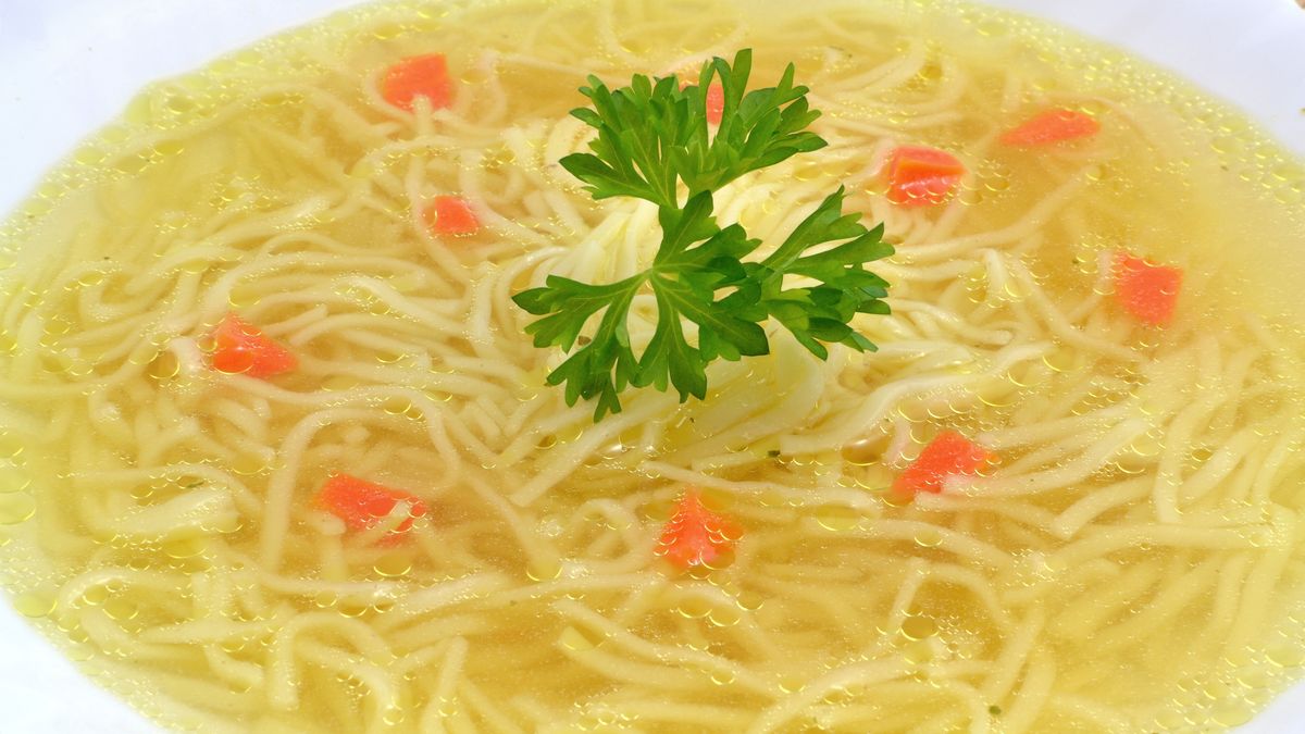 Rosół z pewnym dodatkiem smakuje jeszcze lepiej niż zazwyczaj.