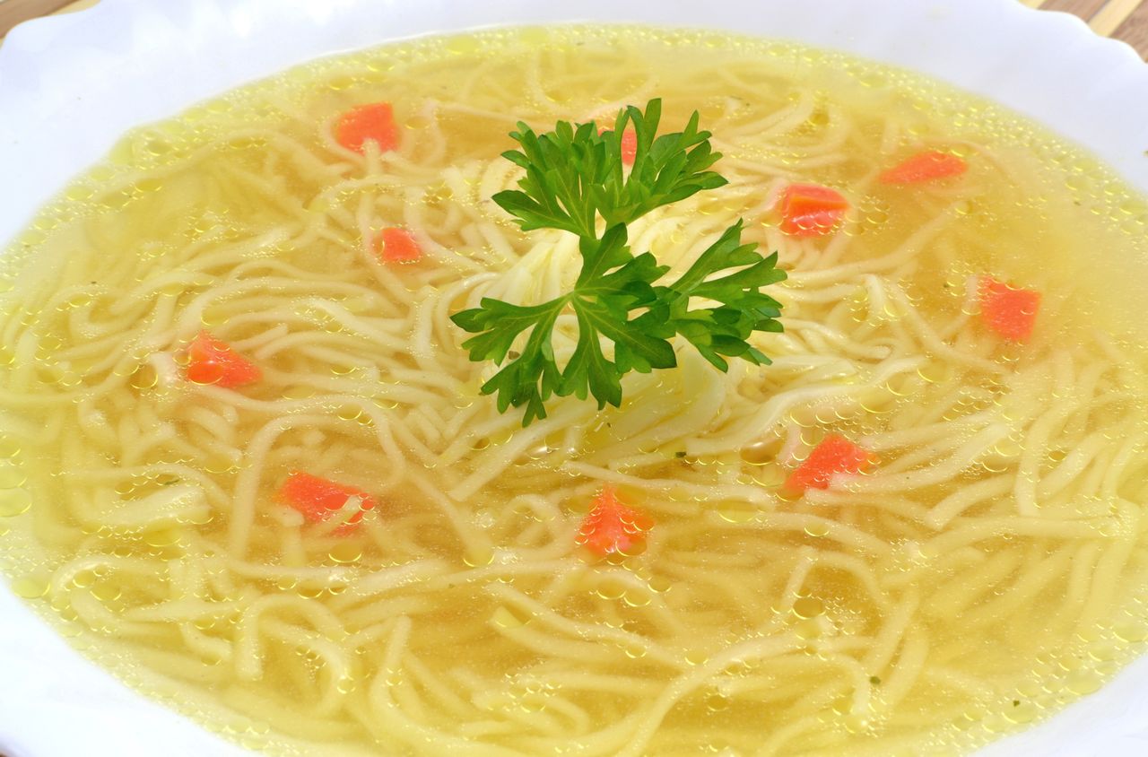 Rosół z kapustą smakuje jeszcze lepiej niż zazwyczaj