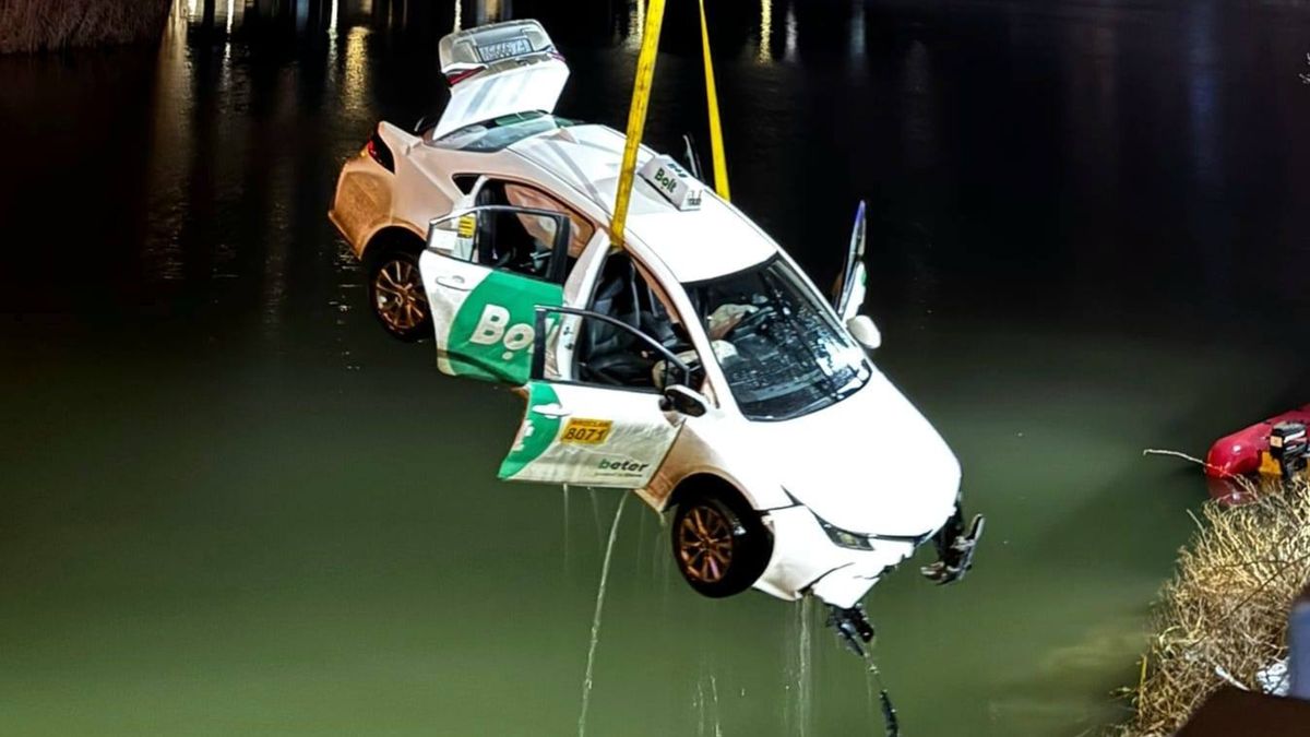 Auto wpadło do Odry. 