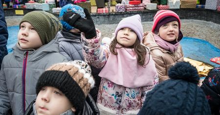 Tak ubiera się choinkę na jednej z lubelskich dzielnic. Tłumy chętnych, poczęstunek i świąteczna feta!