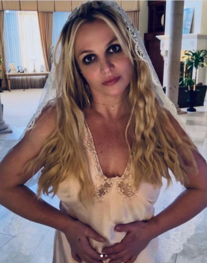 Spocona Britney Spears wygina się na tle graffiti