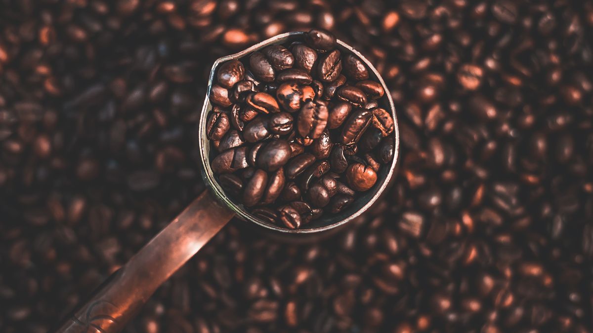 Kawa w ziarnach, gotowa do zmielenia i przygotowania pysznej kawusi i życzenia miłego dzionka. Można ją też włożyć w skarpetę i odświeżyć powietrze w samochodzie.