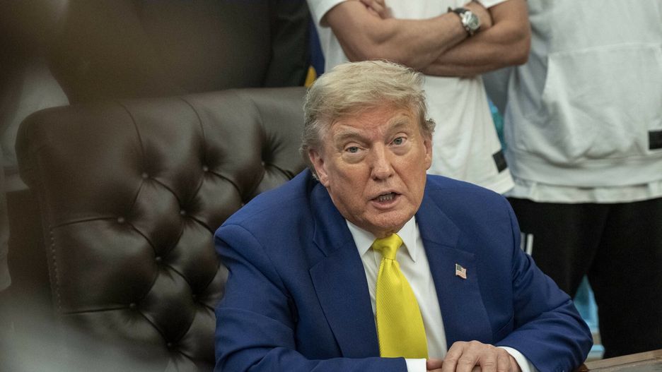 Prezydent Trump spotka? si? z cz?onkami klubu pi?karskiego Juventus
U.S. President Donald Trump answers reporters questions during a meeting with members of the Juventus soccer club in the Oval Office of the White House in Washington, DC on Wednesday, June 18, 2025. Photo by Ken Cedeno/Pool/ABACAPRESS.COM
Pool/ABACA