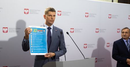 Powrót do szkoły. Dariusz Piontkowski nie ma obaw przed startem roku szkolnego. "Same budynki nie zarażają"