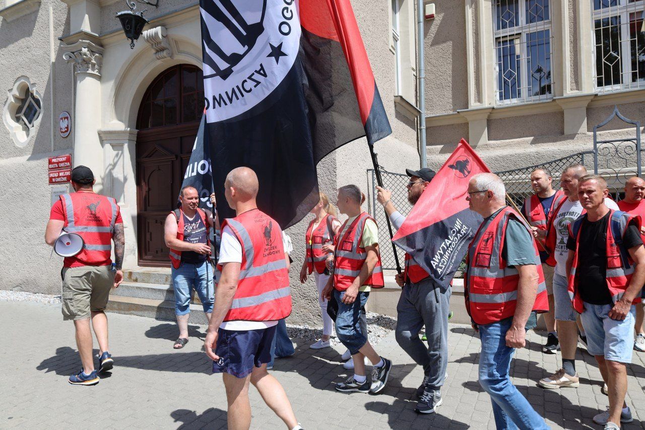 Kolejny tydzień strajku w Jeremiasie. Strajkujący poszli przed urząd miasta, zarząd: strajk jest nielegalny i nikogo nie więziono
