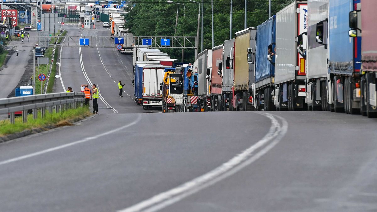 Wojtek Jargi�oauta, ci�arowe, ci�ar�wki, Dorohusk, granica pa�stwa, kolejka, oczekiwanie, polsko ukrai�ska, polsko-ukrai�ska, przekroczenie granicy, samochody, tir, tiry, granica