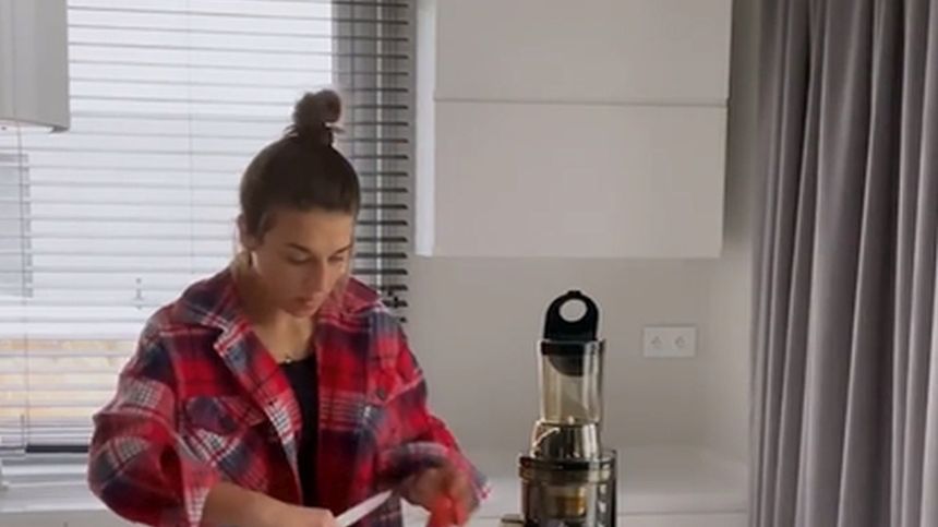 Joanna Jędrzejczyk przygotowuje barszcz