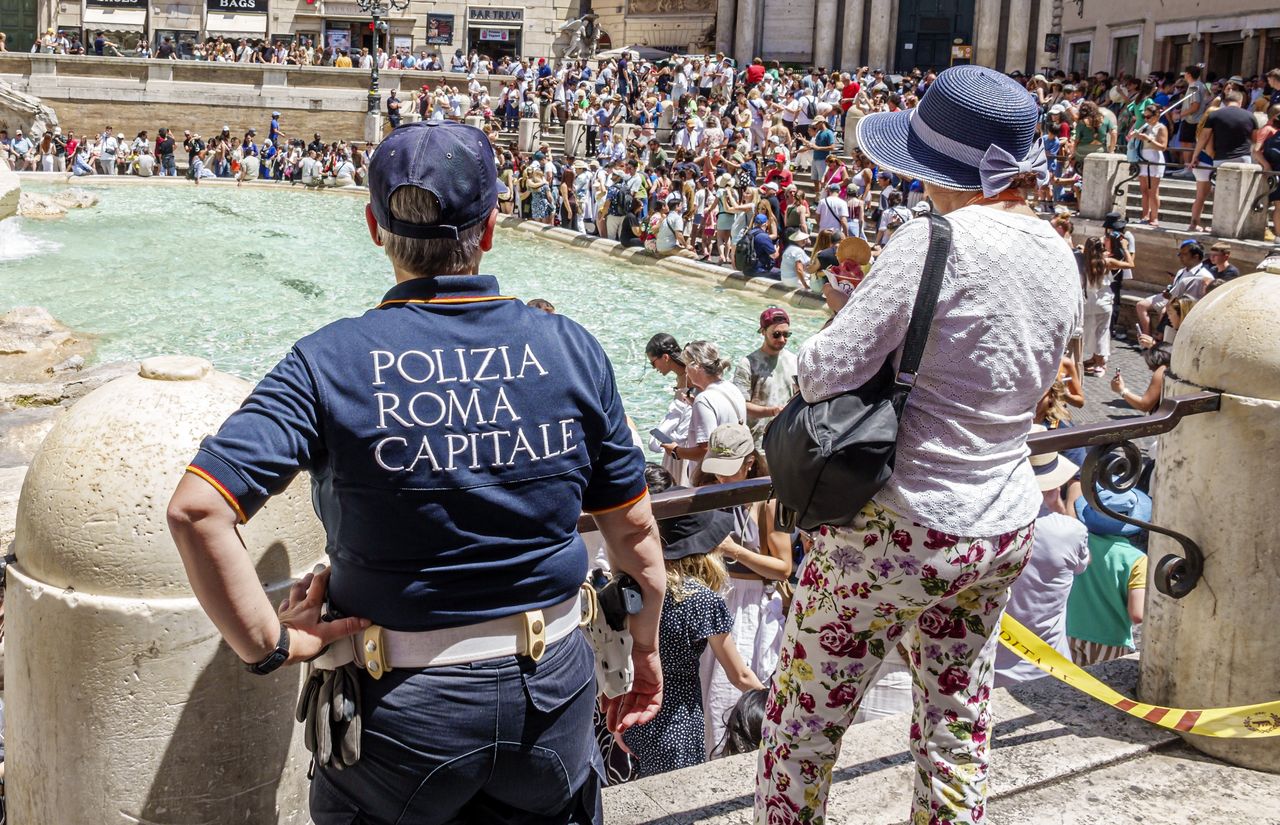 The police ensure order and safety near the fountain (illustrative photo)