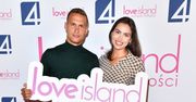 Finaliści "Love Island" całują się na ściance. Wrócili z Hiszpanii dosłownie chwilę temu