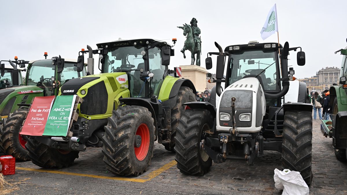 VERSAILLES, FRANCE - SEPTEMBER 26: Farmers and industry representatives stage a protest against the European Union (EU)'s planned free trade agreements with South American trade bloc Mercosur, in Versailles, France on September 26, 2025. (Photo by Mustafa Yalcin/Anadolu via Getty Images)