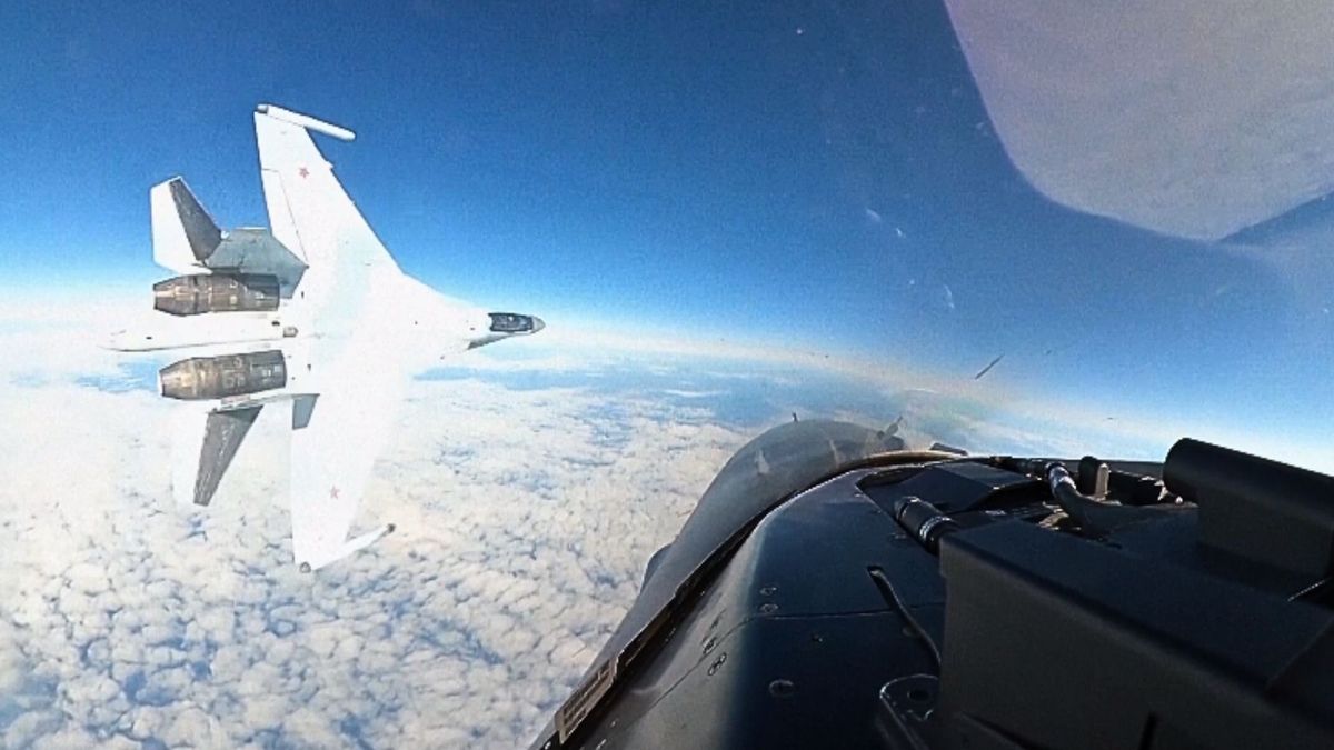 usa, rosja Groźna prowokacja Rosjan. Su-35 przeleciał tuż obok F-16 z USA