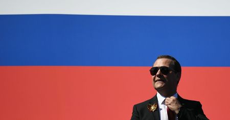Miedwiediew grozi: bankructwo Rosji pociągnie za sobą Europę. Ekspert obala tę teorię