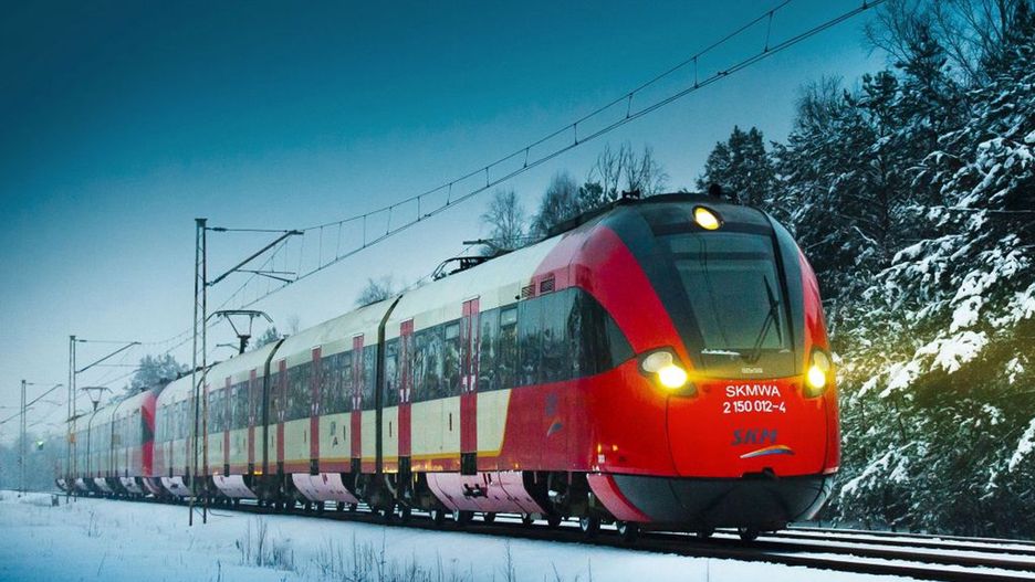 Warszawa. Kierownicy pociągu spotykają się codziennie w pracy z setkami pasażerów. Niektórzy z nich nawet nie zasłaniają ust i nosa maseczkami. Ci pracownicy powinni być zaszczepieni w I etapie