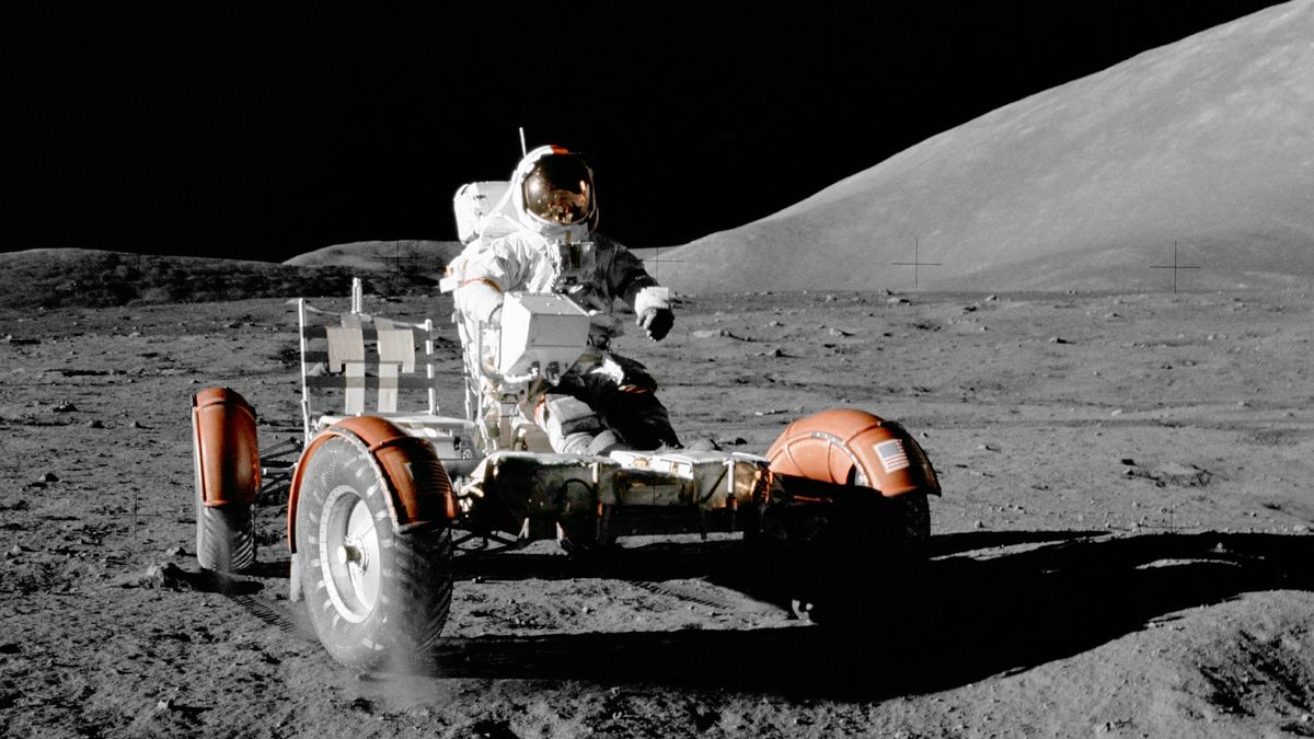 11 grudnia 1972 (Apollo 17) - Eugene Cernan przeprowadza przegląd LRV, niedługo po jego rozłożeniu. Pojazd dopiero zostanie uzbrojony w wyposażenie.