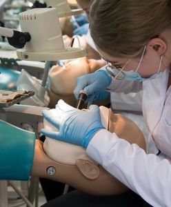 Dentysta na NFZ. W weekendy i święta pacjent jest zdany na siebie