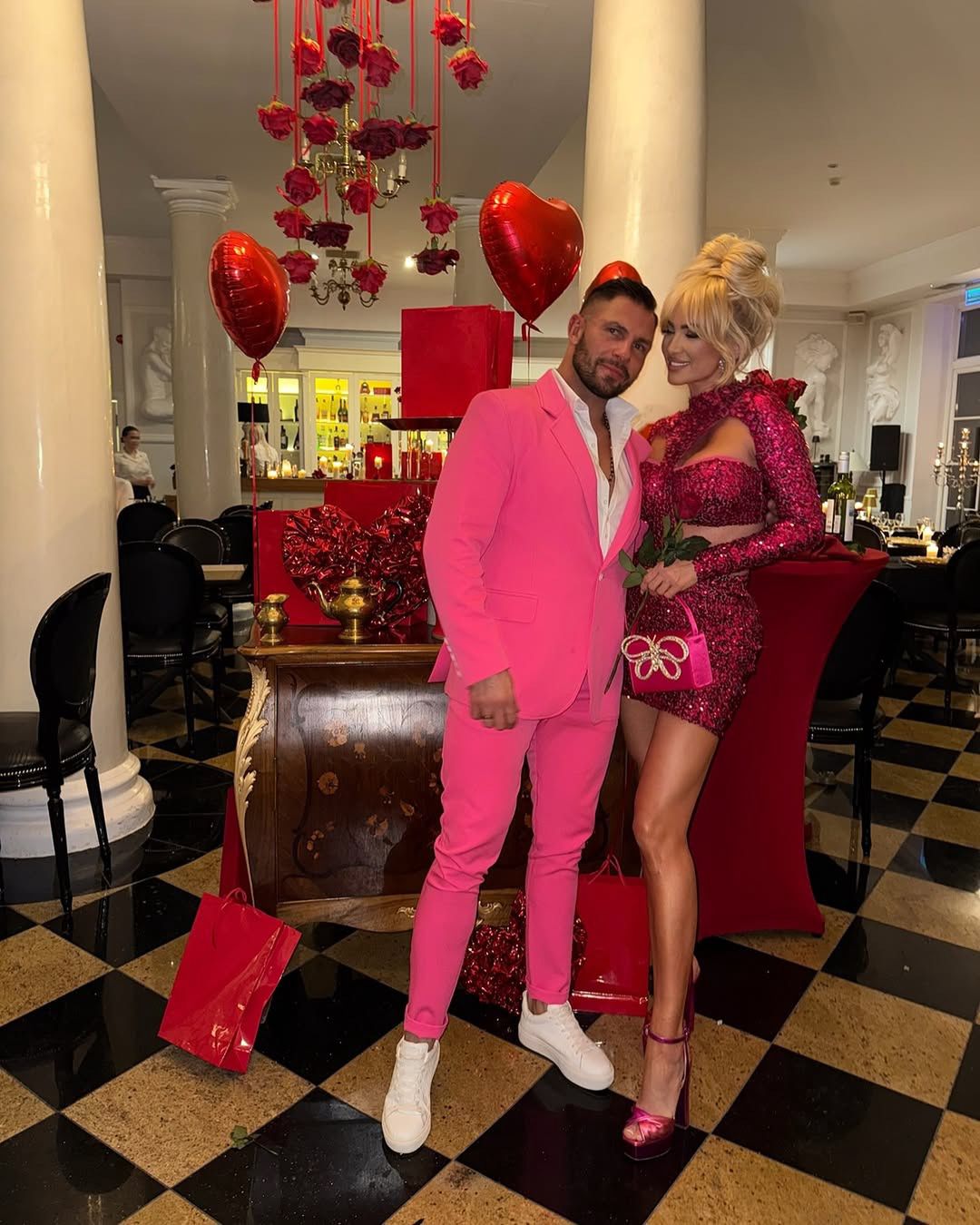 Izabela Macudzińska relacjonuje walentynki na fotkach z mężem