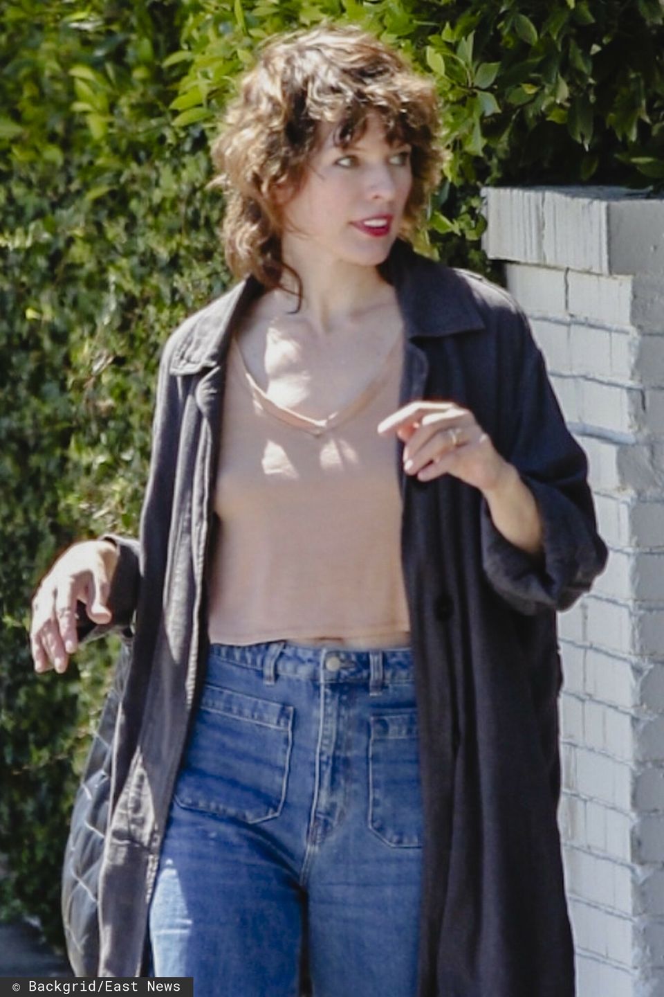 Milla Jovovich "przyłapana" na spacerze z córką w Los Angeles