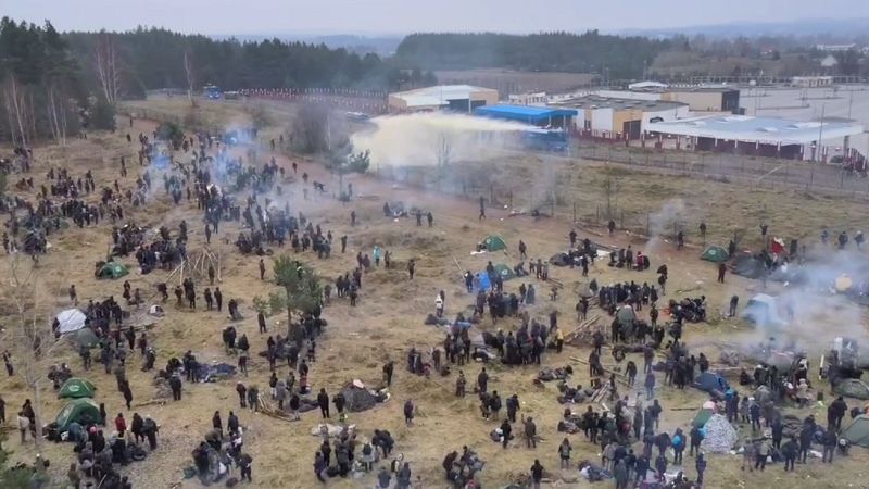 Migranci próbują przebić się przez granicę z Polską na przejściu Bruzgi-Kuźnica