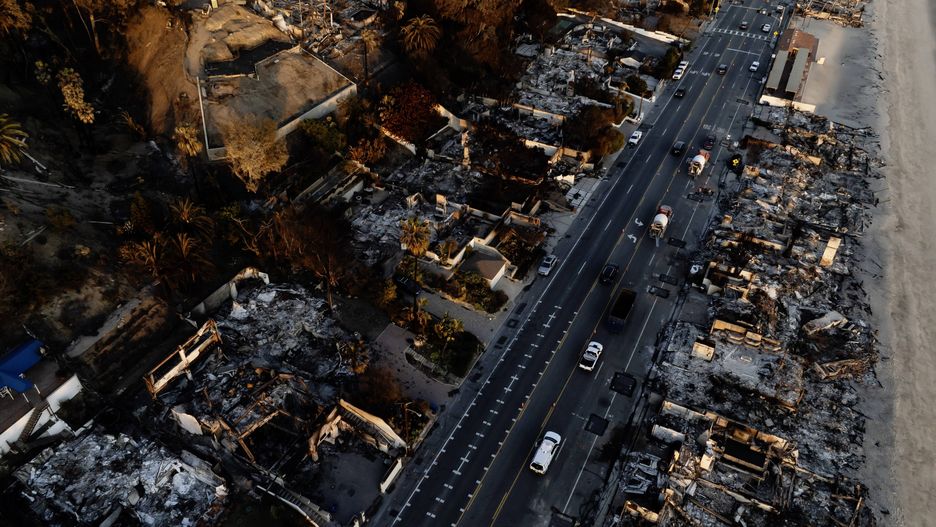 Wildfires in Los Angeles, California
epa11827703 A photo taken by a drone shows an aerial view of a neighborhood destroyed by the Palisades wildfire in Malibu, California, USA, 15 January 2025. Multiple wildfires, which have already destroyed thousands of homes and forced the evacuation of numerous neighborhoods, continue to burn across thousands of acres in Southern California, including the Los Angeles area.  EPA/TED SOQUI 
Dostawca: PAP/EPA.
TED SOQUI
destruction, burnt, wildfires