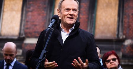 "Jedna z pierwszych decyzji". Nowa zapowiedź Tuska, na sali brawa