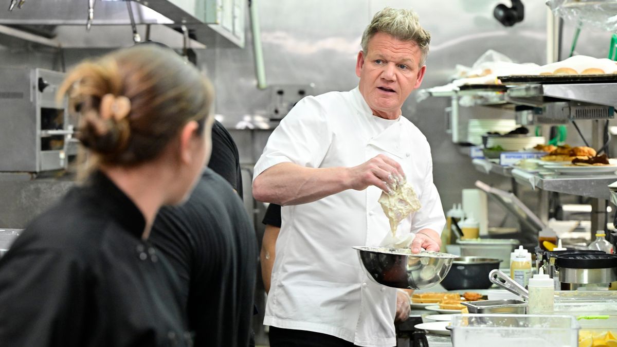 KITCHEN NIGHTMARES: Gordon Ramsey with the owners and crew in the season premiere "Bel Aire Diner" episode of KITCHEN NIGHTMARES airing Monday, Sept. 25 (8:00-9:00 PM ET/PT). (Photo by FOX via Getty Images)