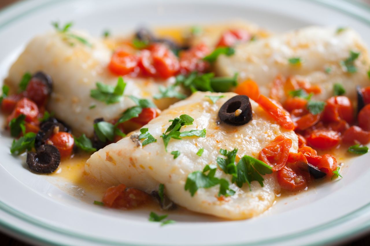 Pieczony halibut z pomidorami