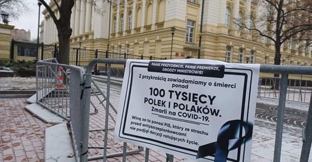100 tys. zgonów chorych na COVID-19. Lewica rozwiesza nekrologi