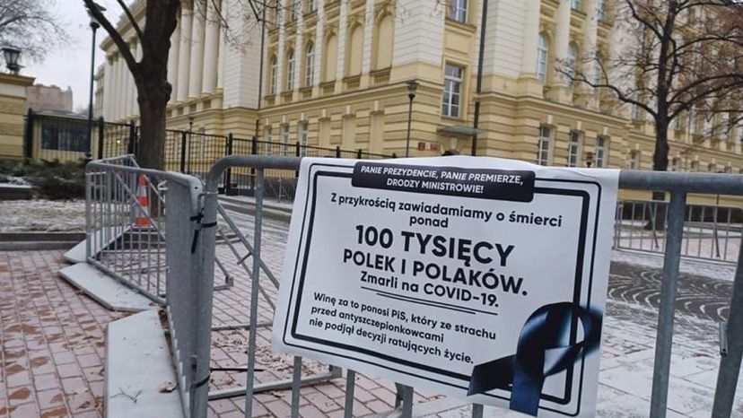 100 tys. zgonów chorych na COVID-19. Lewica rozwiesza nekrologi 