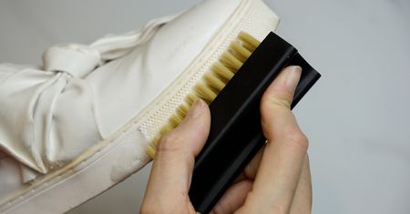 Białe buty będą lśniły. Trik robi furorę w sieci