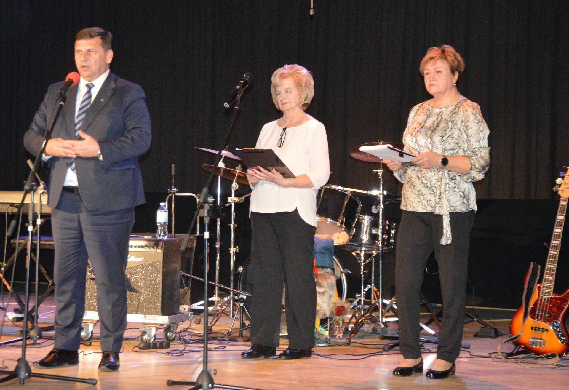 Dzień Seniora w Suchedniowa obfitował w występy artystyczne, impreza połączyła trzy pokolenia.